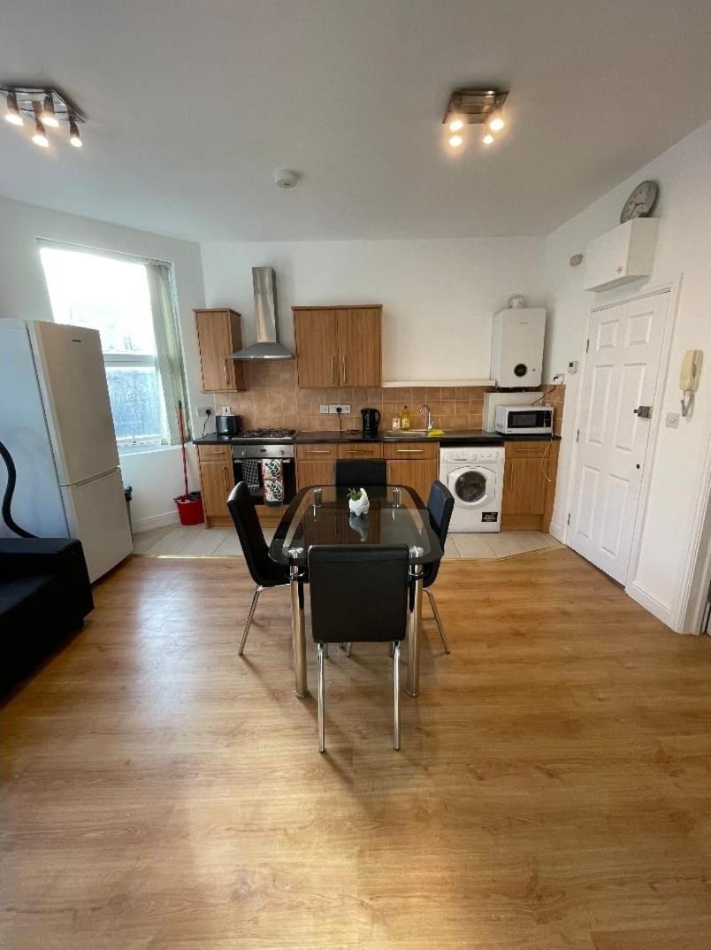 Flat 2 Battersea Park Road * Londra